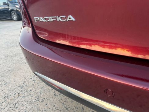 Used 2020 Chrysler Pacifica Touring-L image 8