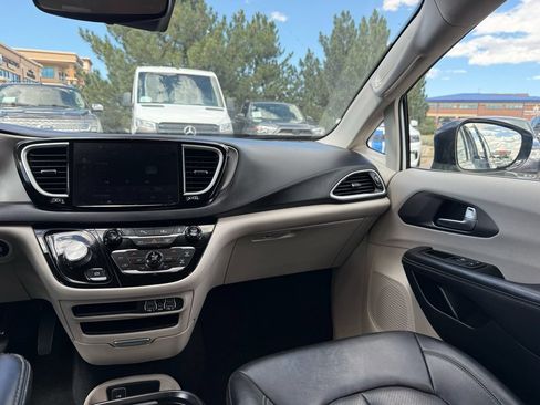 Used 2024 Chrysler Pacifica Touring-L FWD image 23