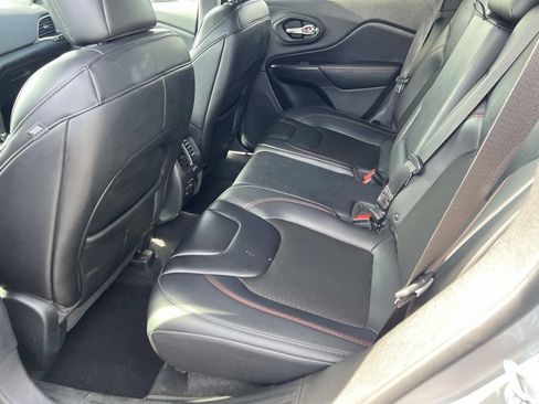 Used 2019 Jeep Cherokee Trailhawk w/ Cold Weather Group AWD/4WD image 12