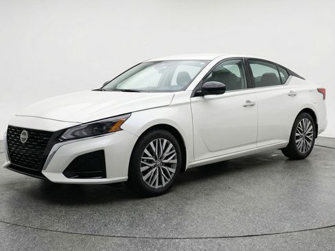 Used 2025 Nissan Altima 2.5 SV FWD image 3