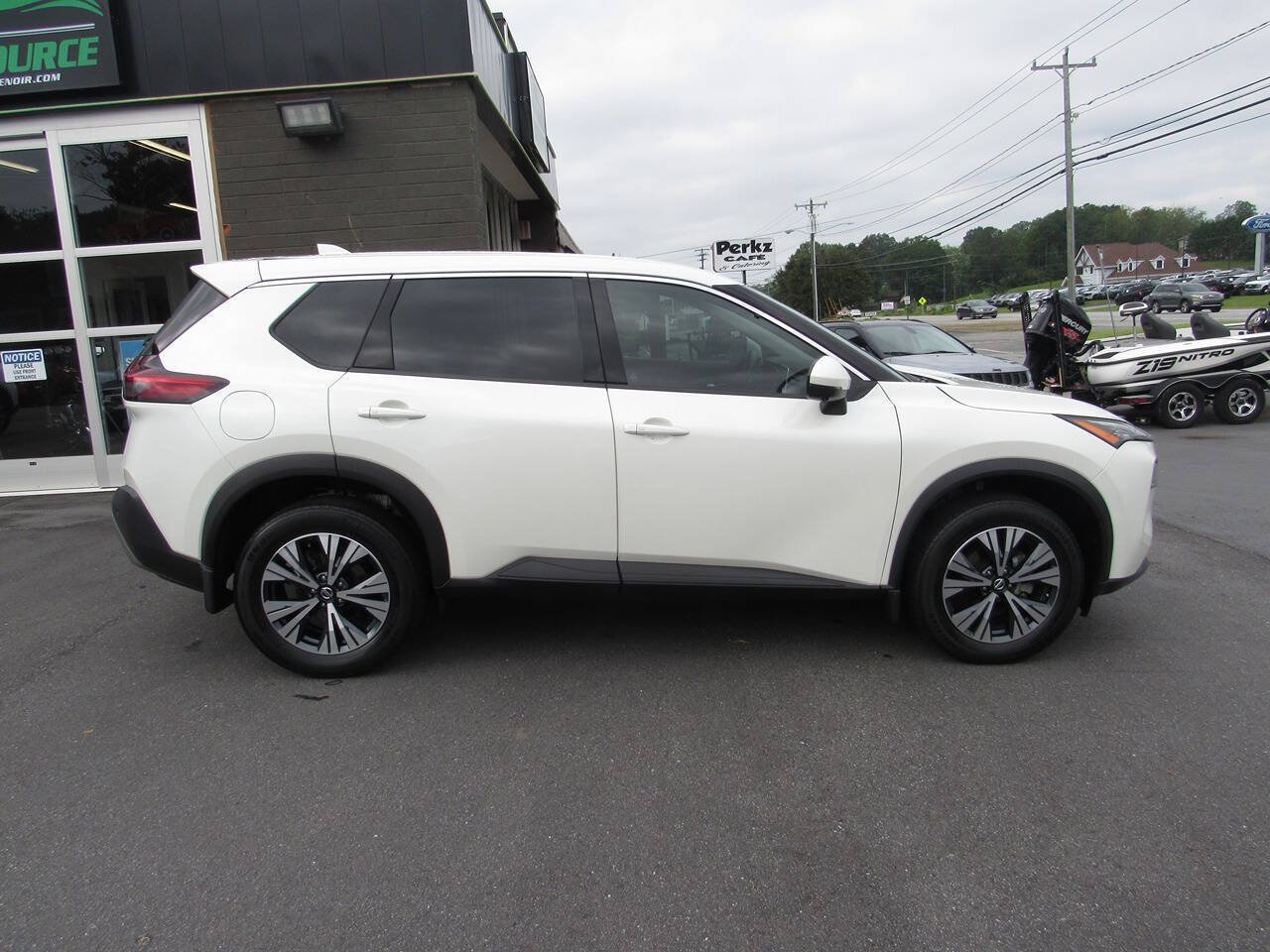 Used 2021 Nissan Rogue SV FWD image 3