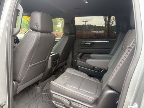 Used 2025 Chevrolet Suburban RST w/ Comfort Package AWD/4WD image 3