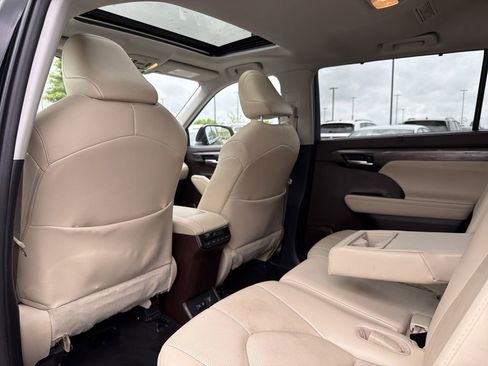 Used 2021 Toyota Highlander Limited image 12