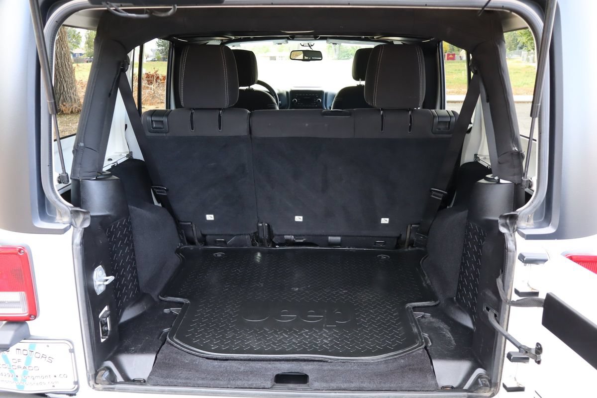 Used 2015 Jeep Wrangler Unlimited Rubicon w/ Connectivity Group AWD/4WD image 15
