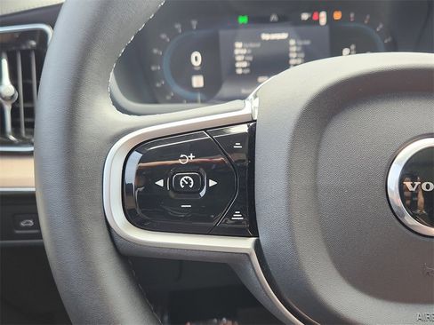 Used 2025 Volvo XC90 B6 Plus image 8