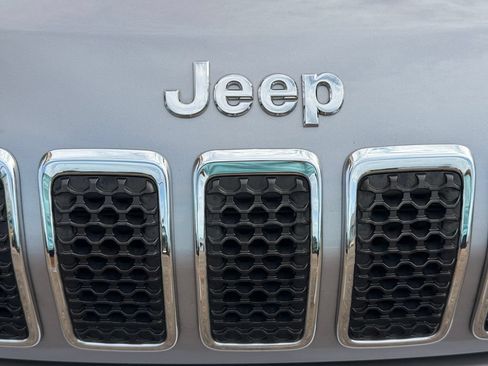 Used 2019 Jeep Cherokee Latitude Plus w/ Comfort/Convenience Group FWD image 15