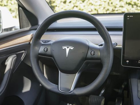 Used 2023 Tesla Model Y Long Range AWD/4WD image 14