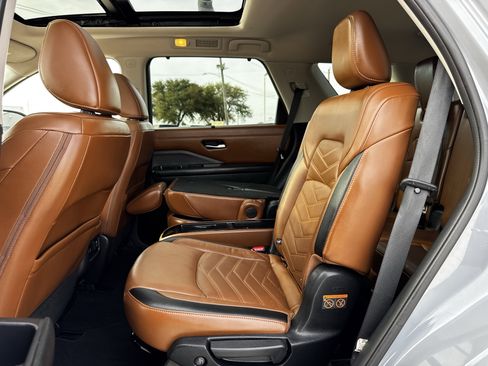 Used 2023 Nissan Pathfinder Platinum image 30