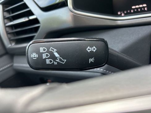 Certified 2025 Volkswagen Taos SE image 28