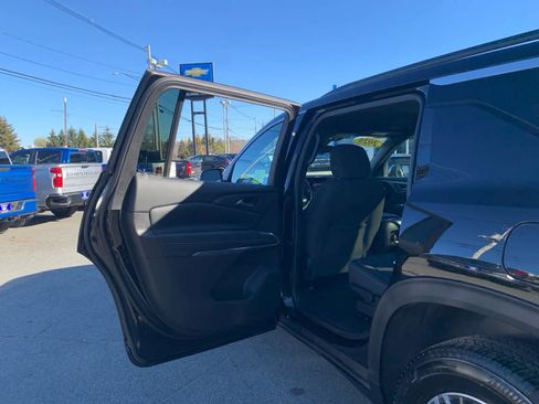 Used 2025 Chevrolet Traverse LT image 33