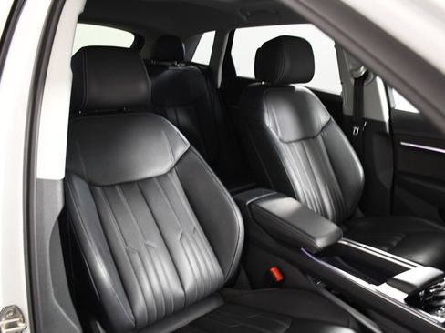 Used 2021 Audi e-tron Prestige w/ Prestige Package image 18