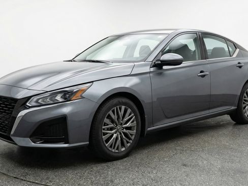 Used 2025 Nissan Altima 2.5 SV image 3