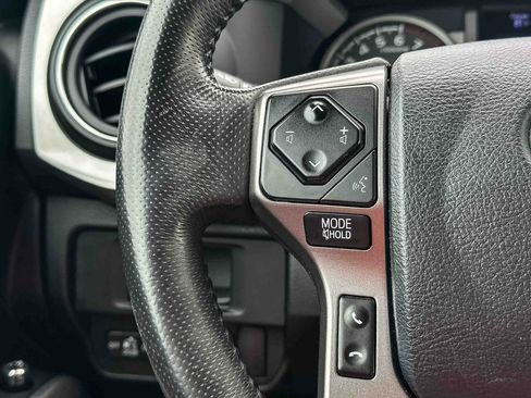 Used 2017 Toyota Tacoma SR5 AWD/4WD image 28