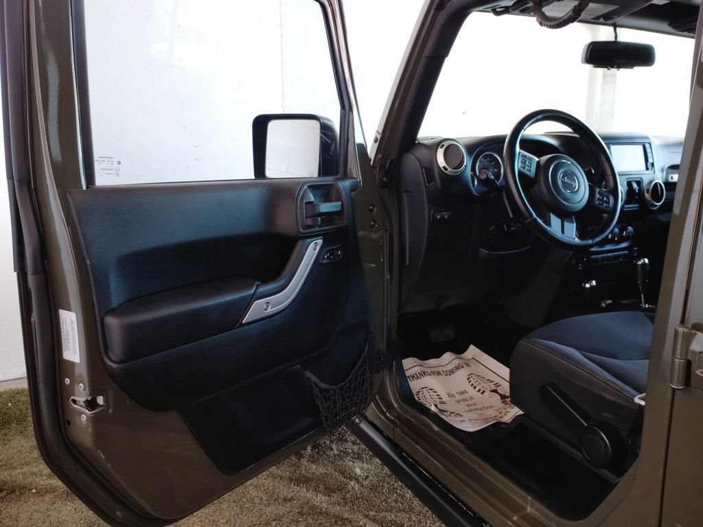 Used 2015 Jeep Wrangler Unlimited Rubicon w/ Connectivity Group AWD/4WD image 20