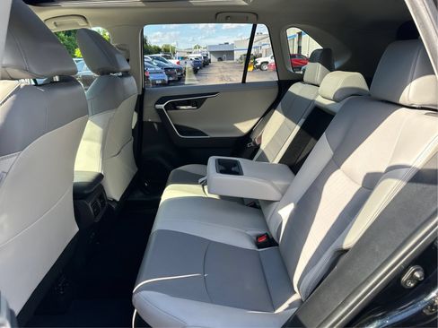 Used 2019 Toyota RAV4 Limited AWD/4WD image 10