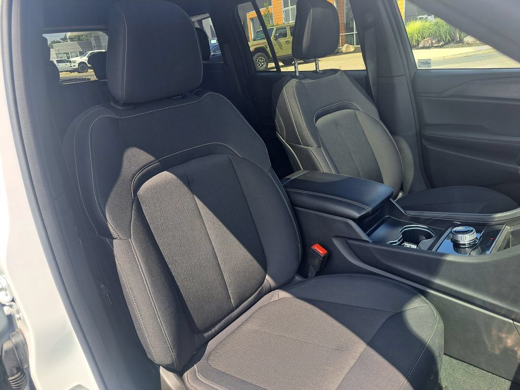 Certified 2025 Jeep Grand Cherokee Laredo X AWD/4WD image 39