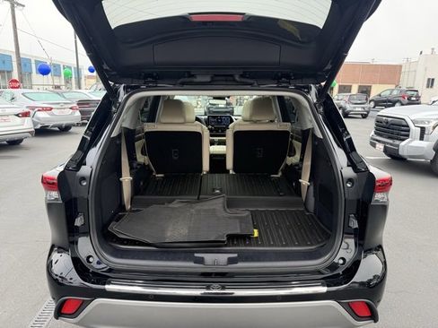 Used 2021 Toyota Highlander Platinum image 12