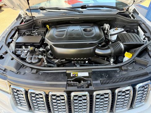 Used 2020 Jeep Grand Cherokee Overland AWD/4WD image 18