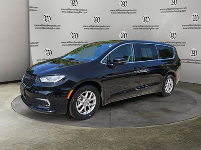 Used 2025 Chrysler Pacifica Select