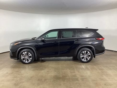 Used 2022 Toyota Highlander XLE AWD/4WD image 16