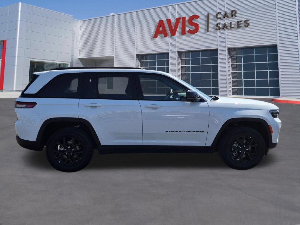 Used 2025 Jeep Grand Cherokee Altitude AWD/4WD image 5