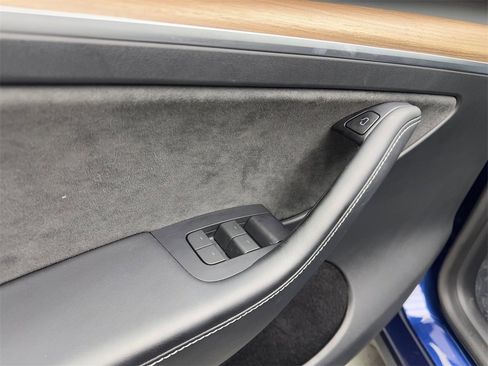 Used 2023 Tesla Model Y 2WD image 31