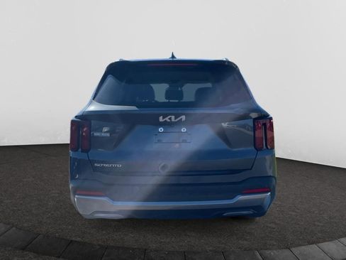 Used 2025 Kia Sorento S image 3