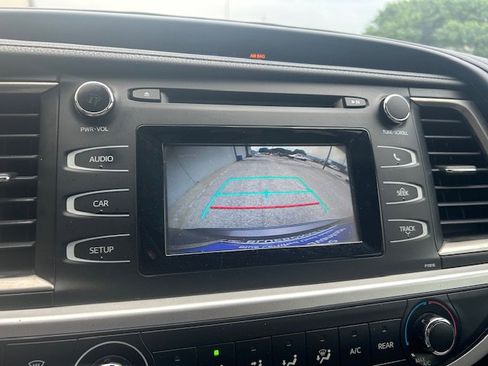 Used 2019 Toyota Highlander LE FWD image 22