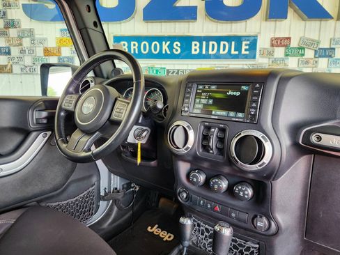 Used 2013 Jeep Wrangler Unlimited Sahara w/ Connectivity Group AWD/4WD image 2