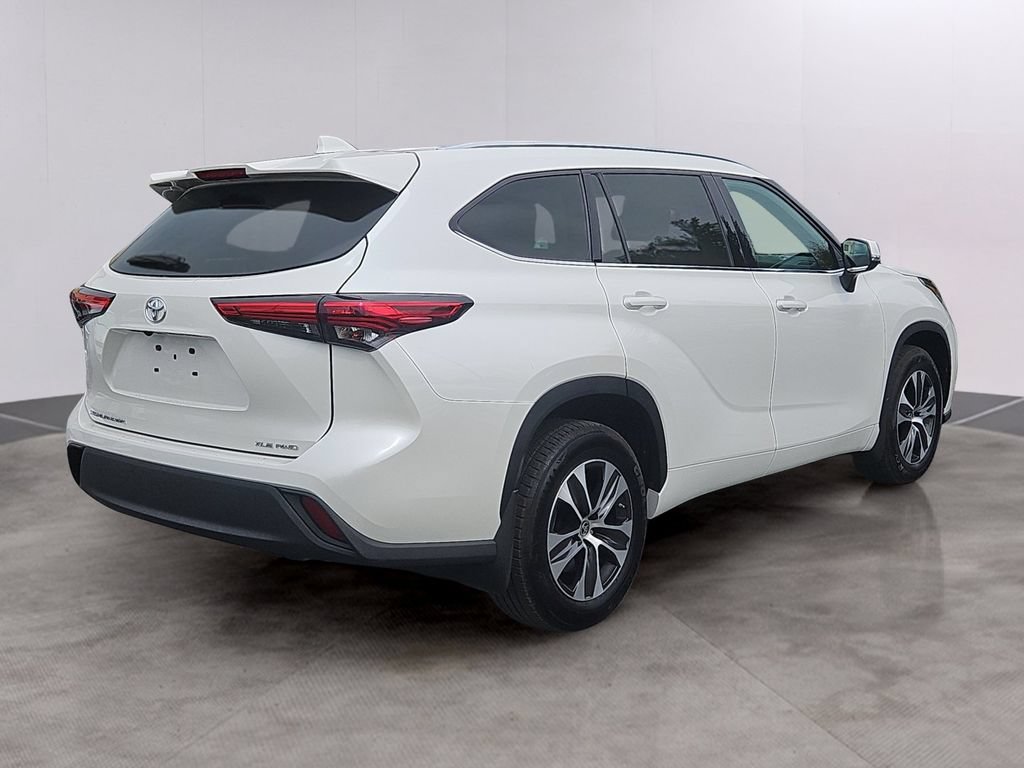 Used 2021 Toyota Highlander XLE AWD/4WD image 4