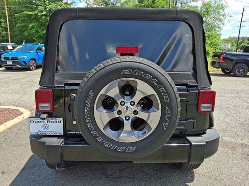 Used 2016 Jeep Wrangler Unlimited Sahara w/ Dual Top Group AWD/4WD image 5