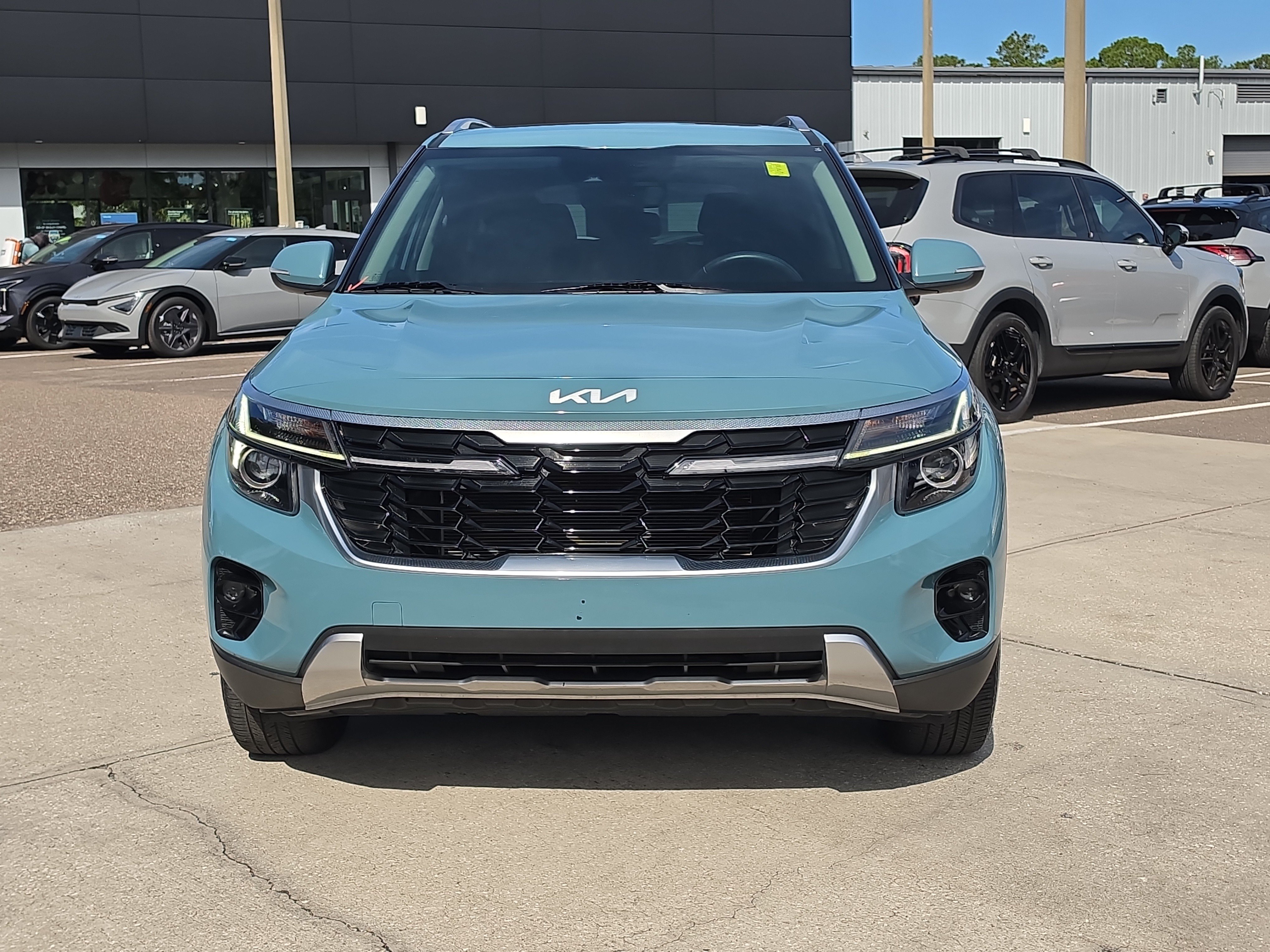 Certified 2024 Kia Seltos EX AWD/4WD image 3