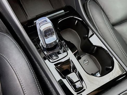 Used 2023 Volvo XC40 B4 Ultimate image 20