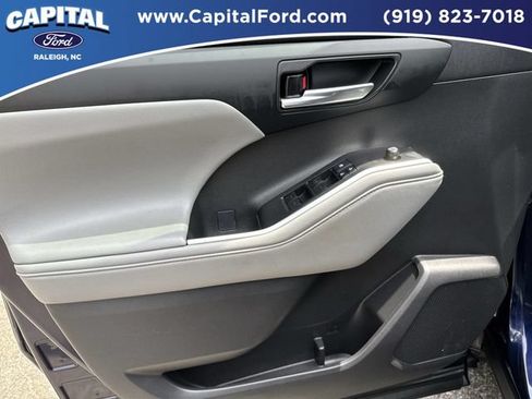 Used 2021 Toyota Highlander XLE AWD/4WD image 20