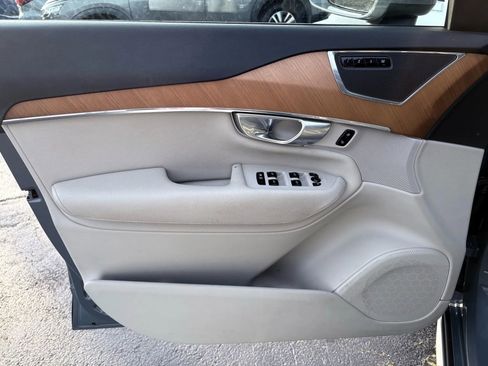 Used 2021 Volvo XC90 T6 Momentum image 10