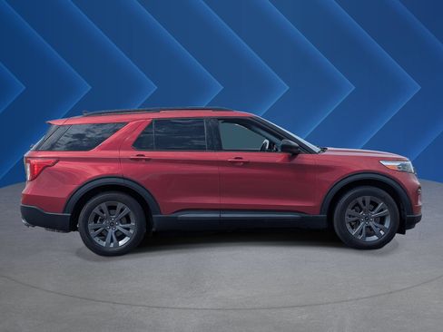 Used 2023 Ford Explorer XLT w/ Equipment Group 202A RWD image 2