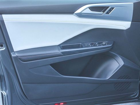 Used 2025 Volkswagen Taos SE image 21