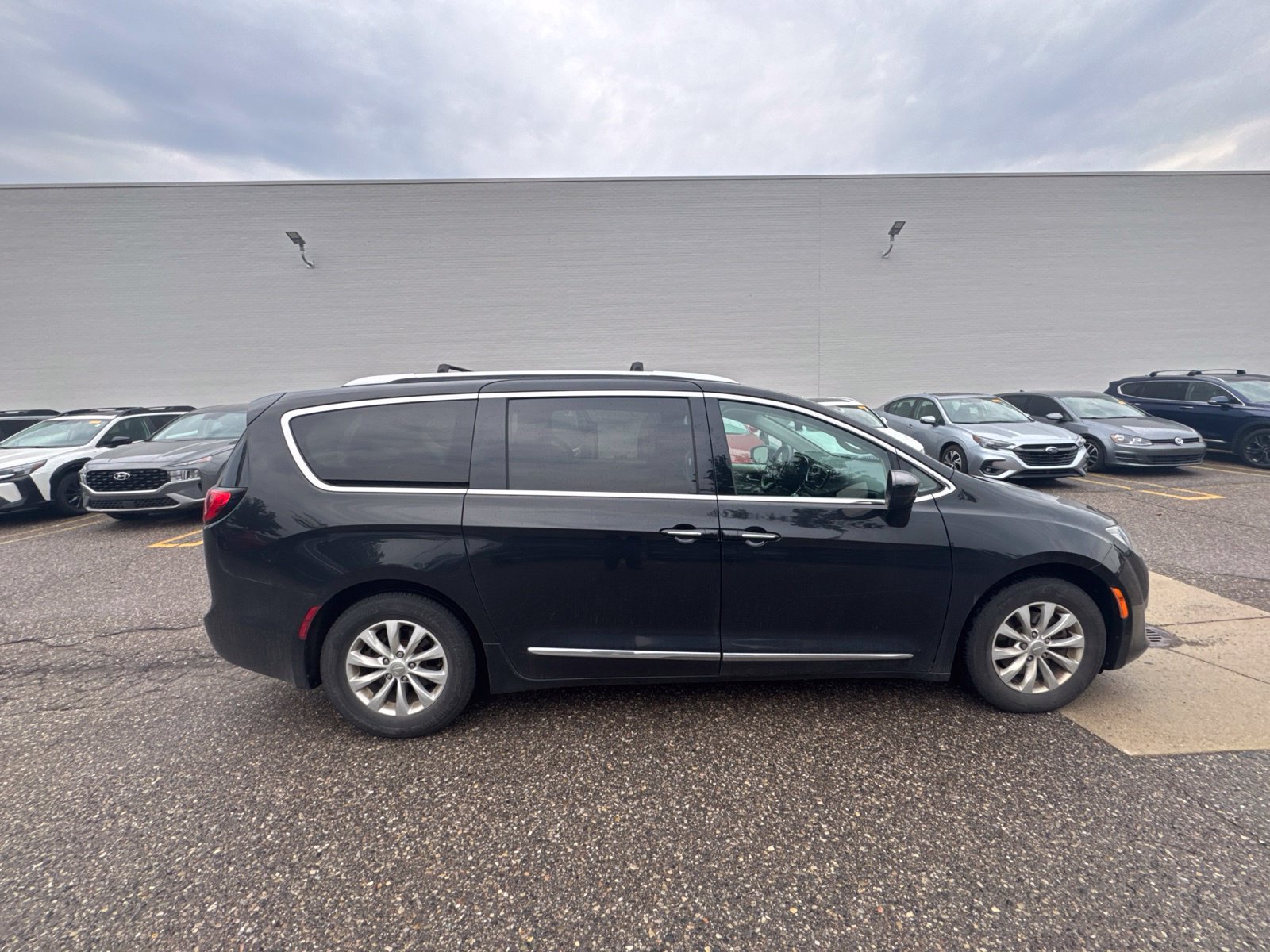 Used 2018 Chrysler Pacifica Touring-L FWD image 5