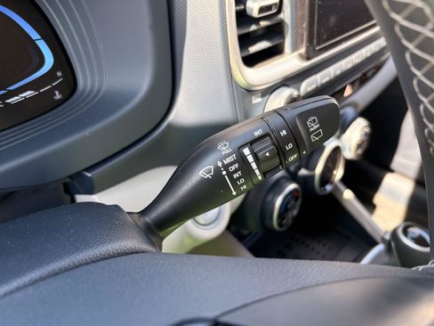 Used 2025 Hyundai Venue Limited FWD image 38
