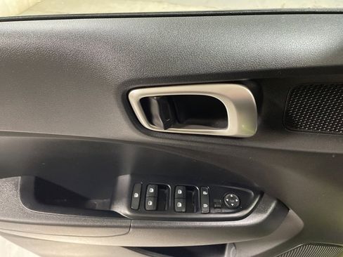 Used 2023 Hyundai Venue SEL image 21