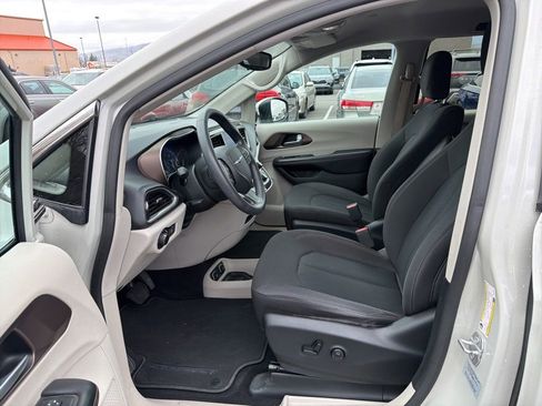 Used 2017 Chrysler Pacifica Touring w/ Tire & Wheel Group image 9