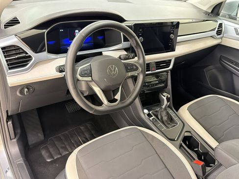 Used 2025 Volkswagen Taos SE FWD image 4