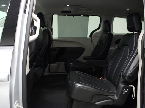 Used 2024 Chrysler Pacifica Touring-L FWD image 13