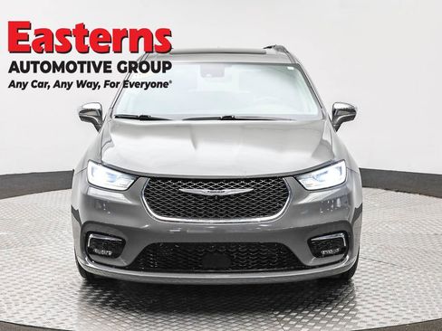 Used 2022 Chrysler Pacifica Limited FWD image 2