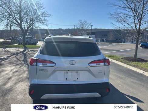 Used 2023 Toyota Corolla Cross LE w/ Moonroof Package image 6