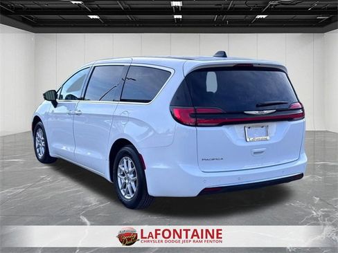 Used 2025 Chrysler Pacifica Select image 3