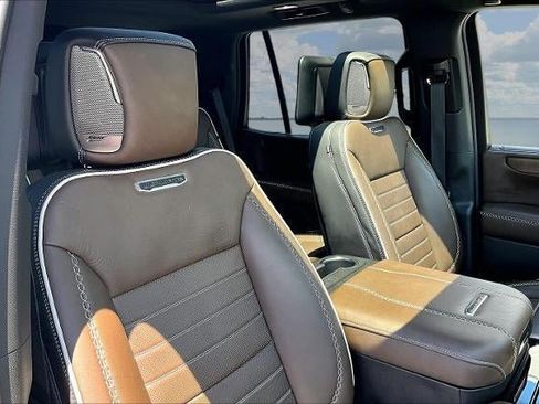 Used 2025 GMC Yukon Denali Ultimate w/ LPO, Floor Liner Package AWD/4WD image 30