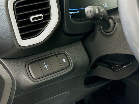 Used 2023 Hyundai Venue Limited image 10