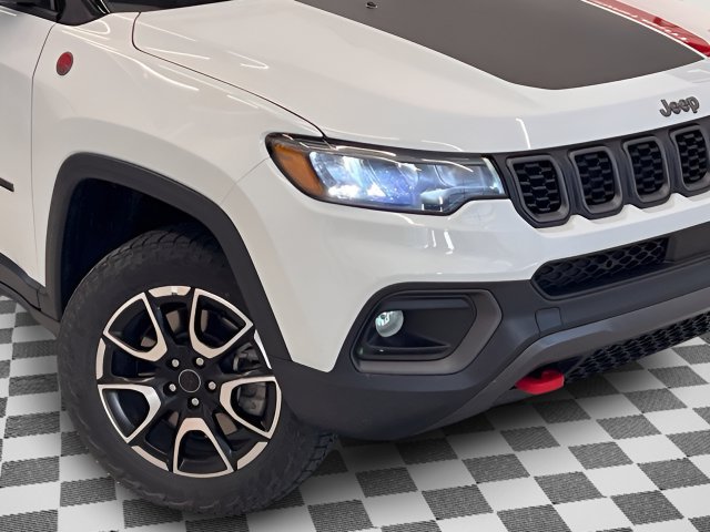 Used 2025 Jeep Compass Trailhawk AWD/4WD image 30