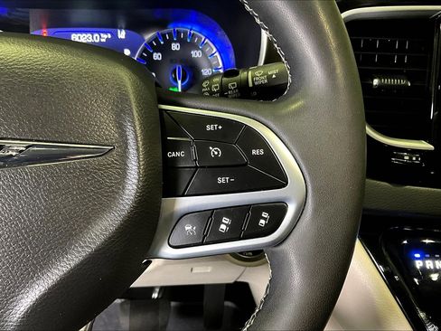 Used 2024 Chrysler Pacifica Touring-L image 12